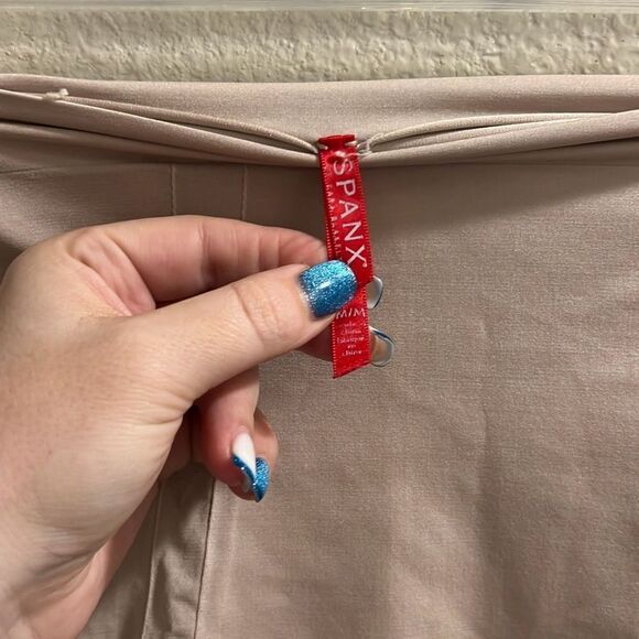 ✨Spanx OnCore High-Waisted Mid-Thigh Cream Sz M Shaper✨ - Picture 7 of 8